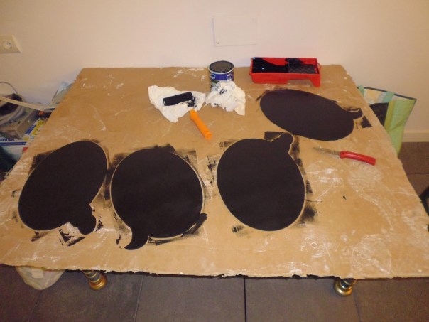 Pintamos las pizarras con la pintura. Como veis yo elegí el color negro.
